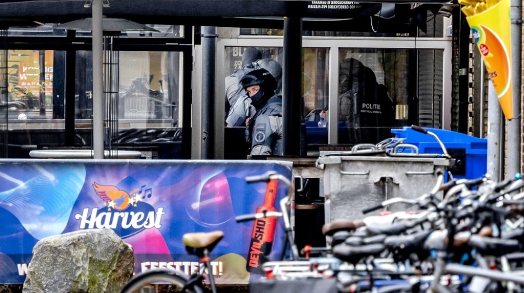 Αστυνομικοί κοντά στην καφετέρια όπου εκτυλίχθηκε η ομηρία στην Ολλανδία