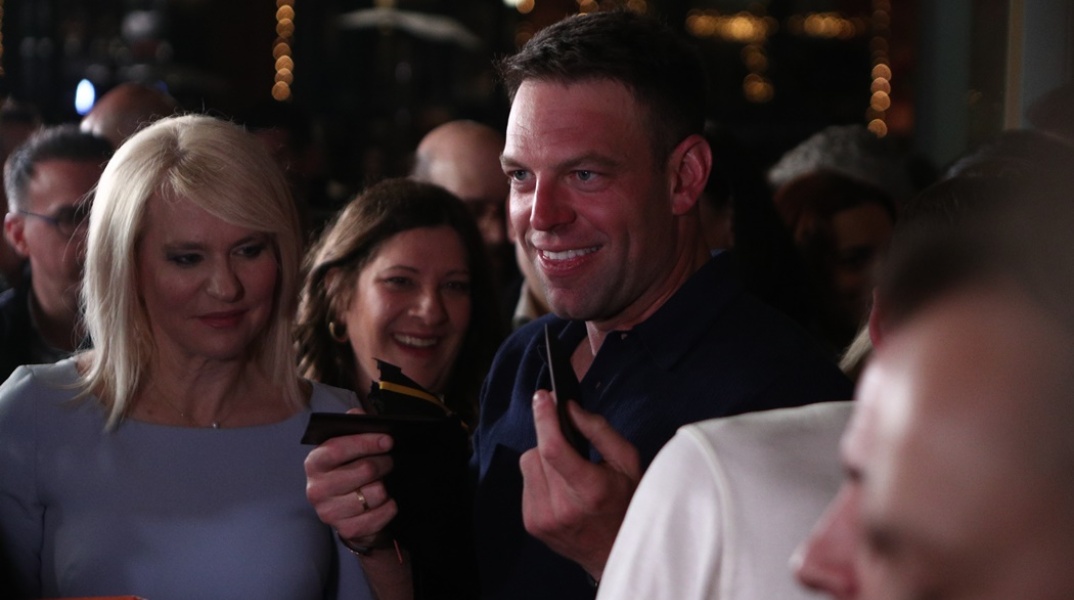 Ο Στέφανος Κασσελάκης γιόρτασε τα γενέθλιά του με φίλους και συνεργάτες στου Ψυρρή