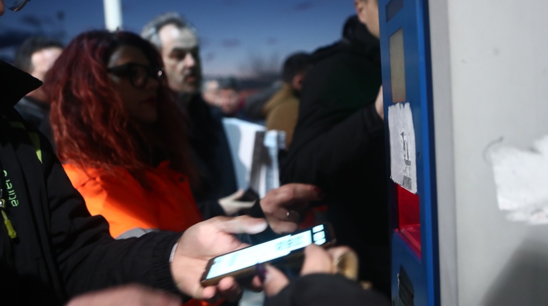 Σκανάρισμα ηλεκτρονικού εισιτηρίου έξω από γήπεδο