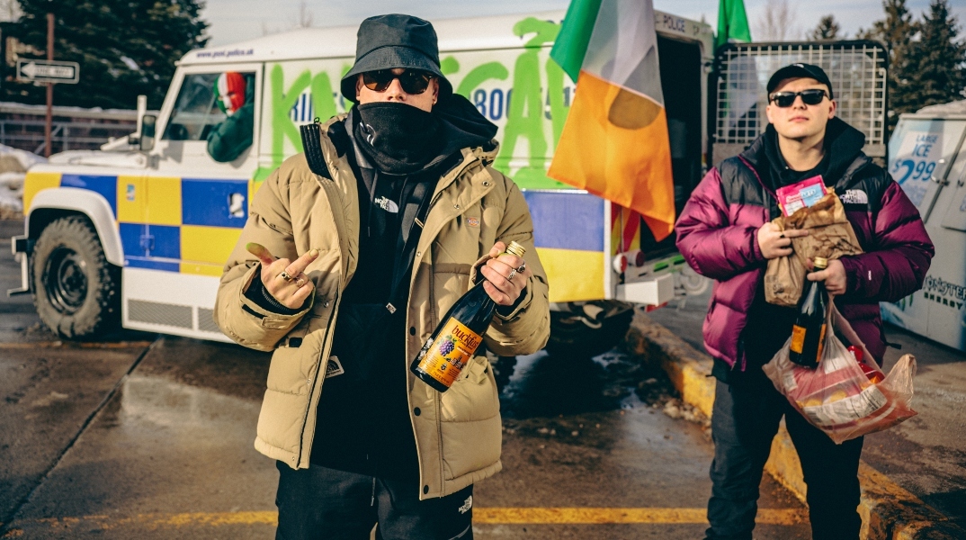 Kneecap: Το rap trio από την Ιρλανδία μοιράστηκε το single «Fine Art» από το ντεμπούτο άλμπουμ που θα κυκλοφορήσει στις 14 Ιουνίου.