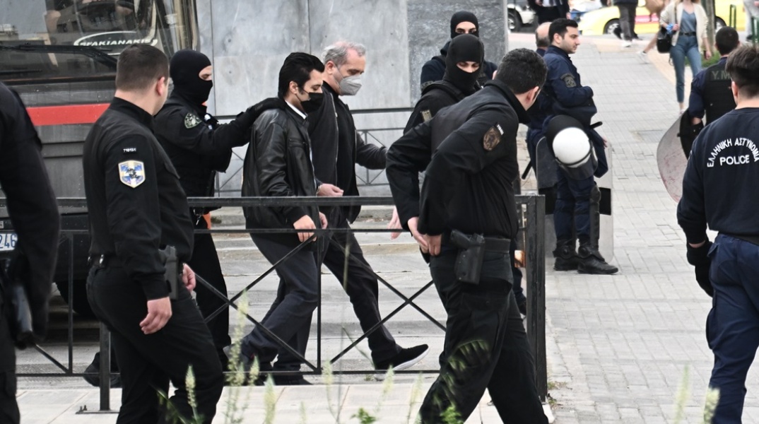 Ο Ηλίας Μίχος κατά τη μεταφορά του στο δικαστήριο 