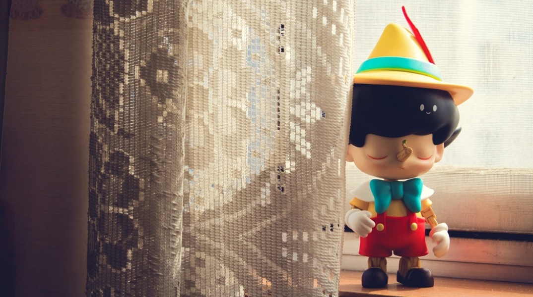 Πινόκιο κοντά σε παράθυρο