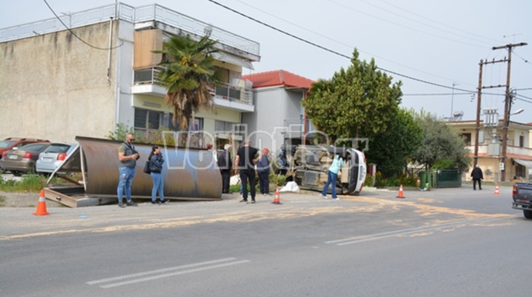 Η στάση του λεωφορείου μετά το τροχαίο δυστύχημα στη Βέροια