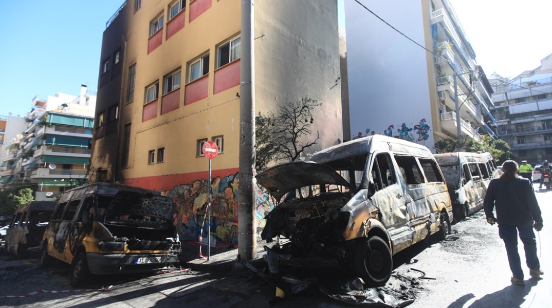 Καμένα σχολικά λεωφορεία έξω από σχολείο στου Ζωγράφου