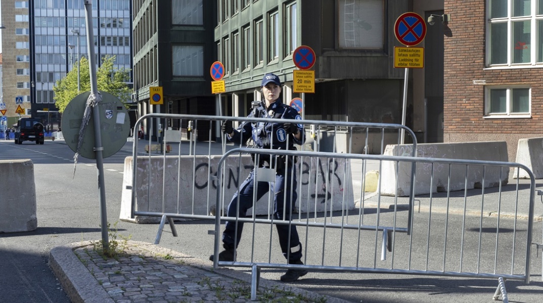 Αστυνομικός στη Φινλανδία τοποθετεί κάγκελα για να απαγορεύσει την πρόσβαση