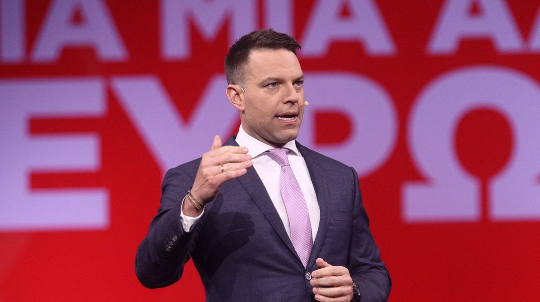 Στέφανος Κασσελάκης: Ο Μητσοτάκης καλύπτει τον Καραμανλή για τα Τέμπη