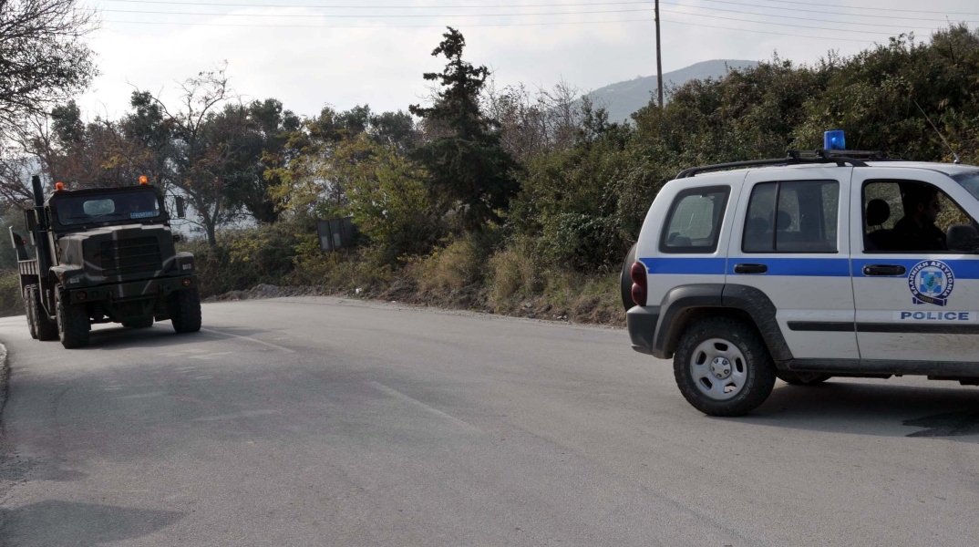 Ανατροπή στρατιωτικού αυτοκινήτου στην εθνική οδό 