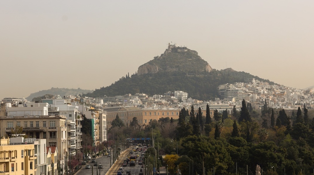 Αφρικανική σκόνη στον ουρανό στο κέντρο της Αθήνας