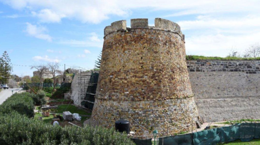 ΥΠΠΟ: Προχωρούν τα έργα στερέωσης και αποκατάστασης του μεσαιωνικού Κάστρου της Χίου - Με κονδύλι άνω των 20 εκατ. ευρώ.