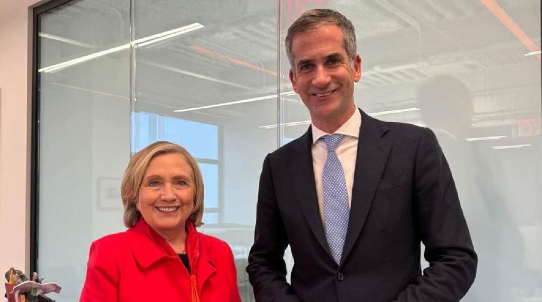 Κώστας Μπακογιάννης: Συναντήθηκε με τη Χίλαρι Κλίντον