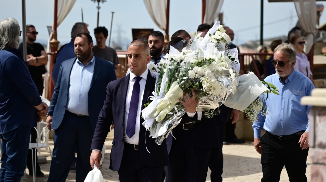 Γυναικοκτονία στους Αγ. Αναργύρους: Τελέστηκε η κηδεία της Κυριακής