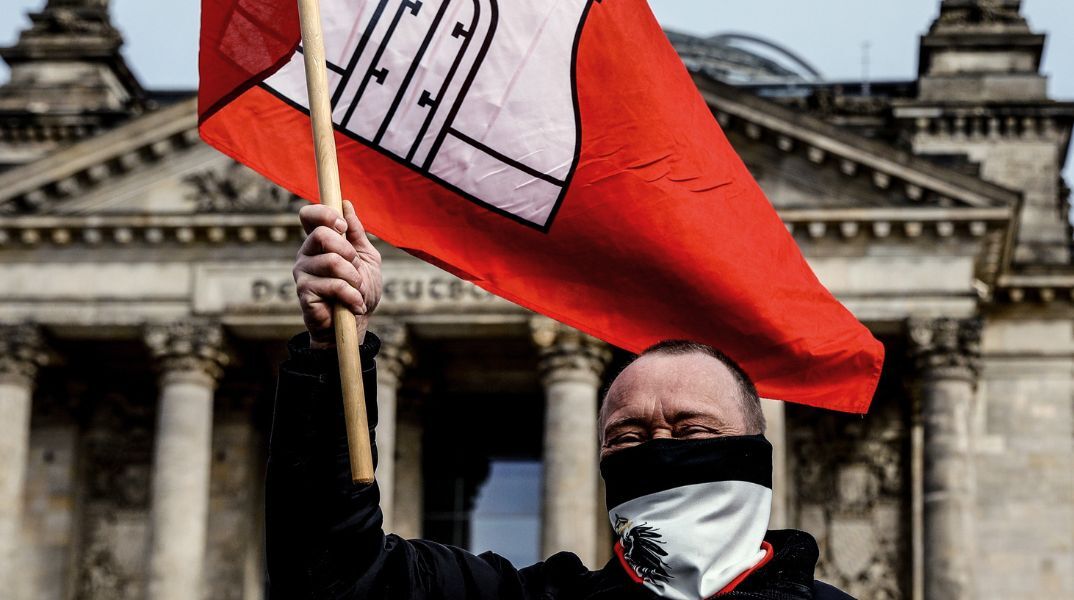 Γερμανία: Πάνω από 1.000 ακροδεξιοί εξτρεμιστές έχουν άδεια οπλοφορίας - Ποιοι είναι οι «Πολίτες του Ράιχ» που απορρίπτουν τη νομιμότητα του κράτους.