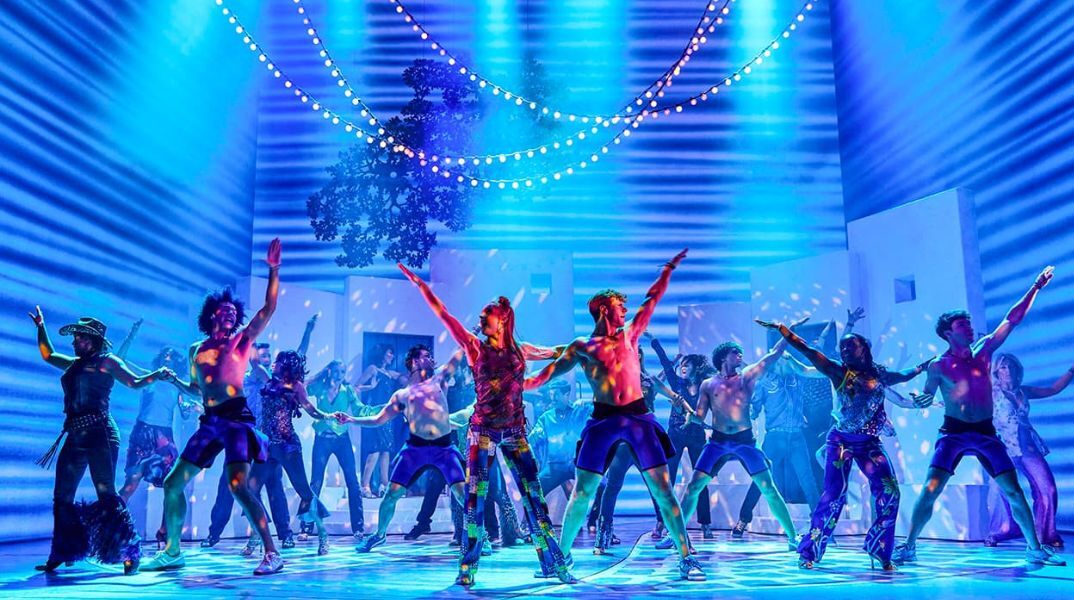 «Mamma Mia!»: Το διάσημο μιούζικαλ γιορτάζει τα 25 χρόνια του στο Γουέστ Εντ του Λονδίνου - Παρουσιάστηκε σε πάνω από 450 πόλεις - Γυρίστηκε σε ταινίες.