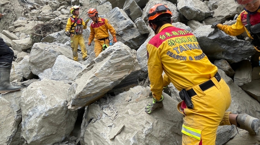 Διασώστες στο σημείο όπου υπάρχουν συντρίμμια μετά τον σεισμό στην Ταϊβάν