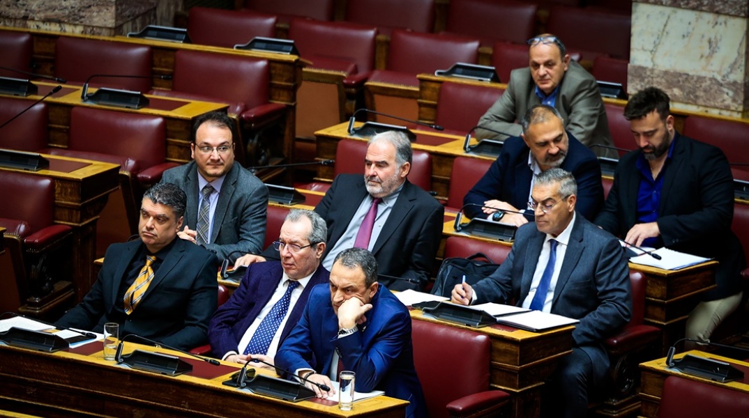 Οι βουλευτές του κόμματος «Σπαρτιάτες» κάθονται στα έδρανα της Βουλής