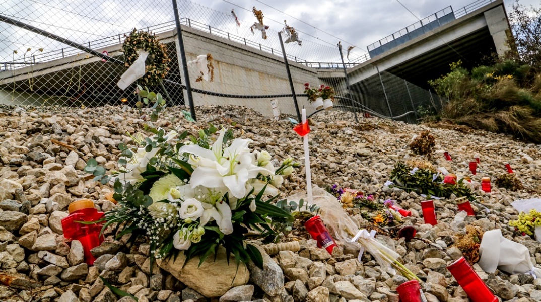 Λουλούδια και κεριά στο σημείο του πολύνεκρου σιδηροδρομικού δυστυχήματος στα Τέμπη