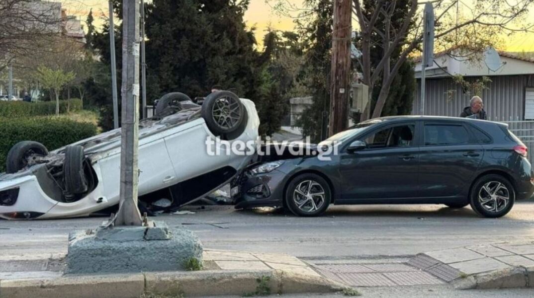 Αυτοκίνητο στη Θεσσαλονίκη τράκαρε σε σταθμευμένο όχημα και αναποδογύρισε