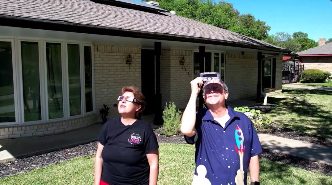 ΗΠΑ: Μια Τεξανή έχει ταξιδέψει σε όλον τον κόσμο για να δει κάθε ηλιακή έκλειψη από το 1998 - Παραδέχεται ότι είναι «εθισμένη».