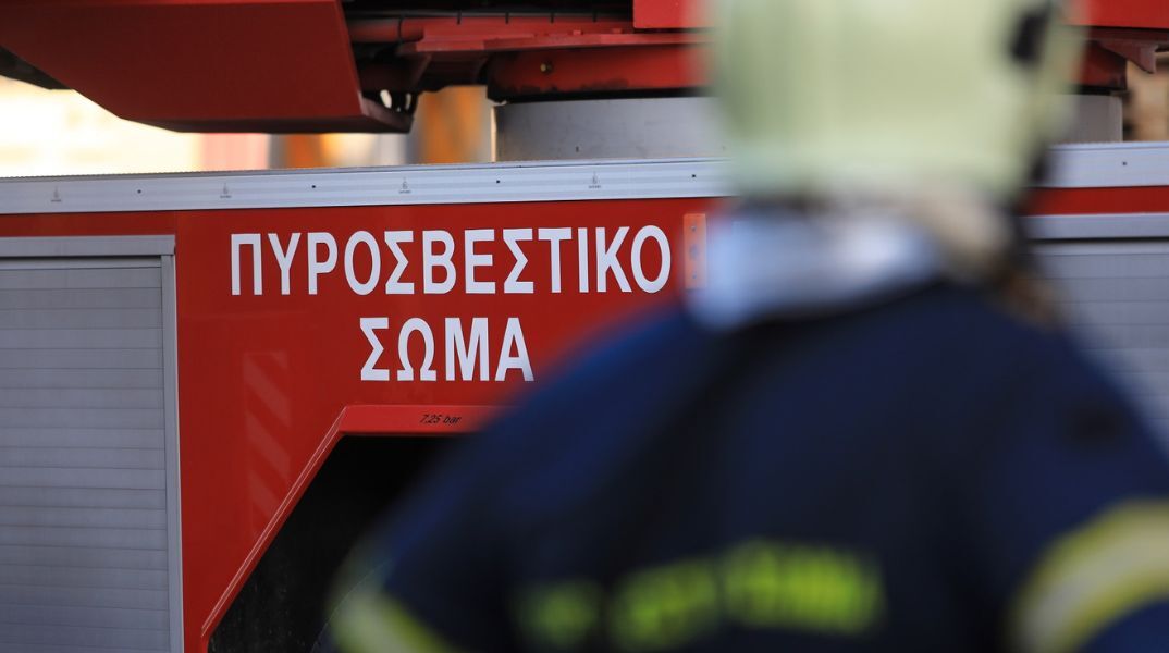 Ενισχύθηκαν οι δυνάμεις της πυροσβεστικής στην πυρκαγιά στο Λασίθι - Στο νοσοκομείο 74χρονος με εγκαύματα και αναπνευστικά προβλήματα.