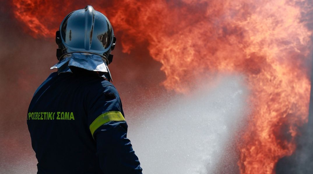 Κρήτη: Μεγάλη φωτιά στην Ιεράπετρα - Επιχειρούν 41 πυροσβέστες και δύο ελικόπτερα - Ισχυροί άνεμοι ως και 8 μποφόρ πνέουν στην περιοχή.