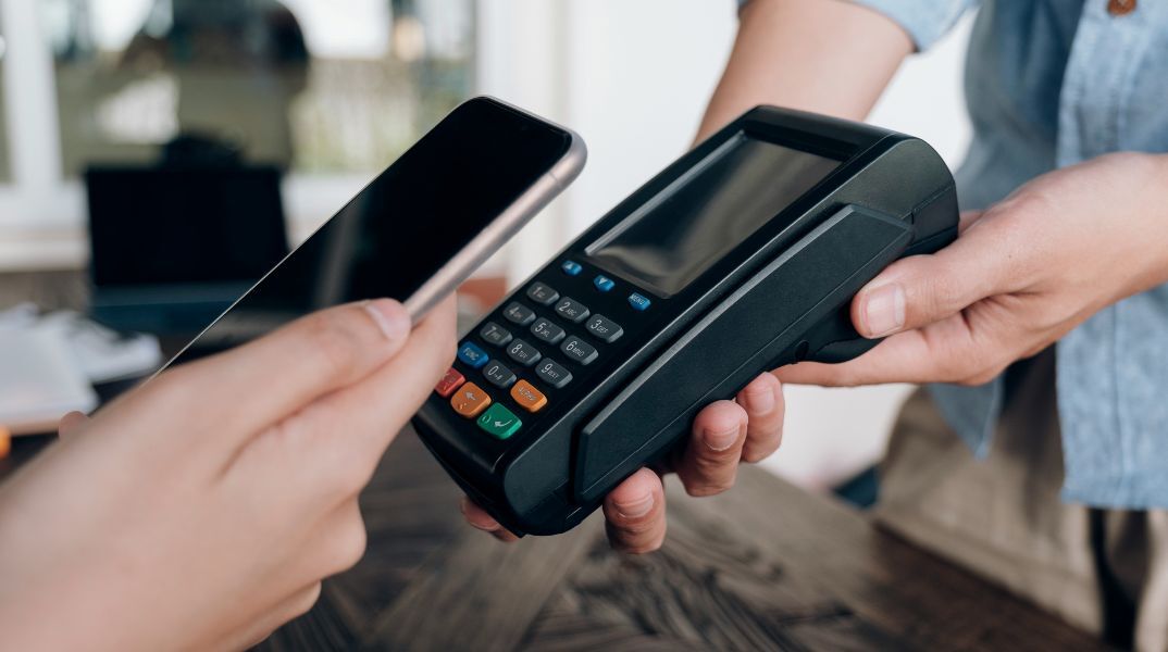 Διασύνδεση ταμειακών με POS: «Αγνοούνται» 10.000 έως 12.000 επιχειρήσεις - Ξεκινούν οι έλεγχοι και επιβολή προστίμων στους παραβάτες από την ΑΑΔΕ.