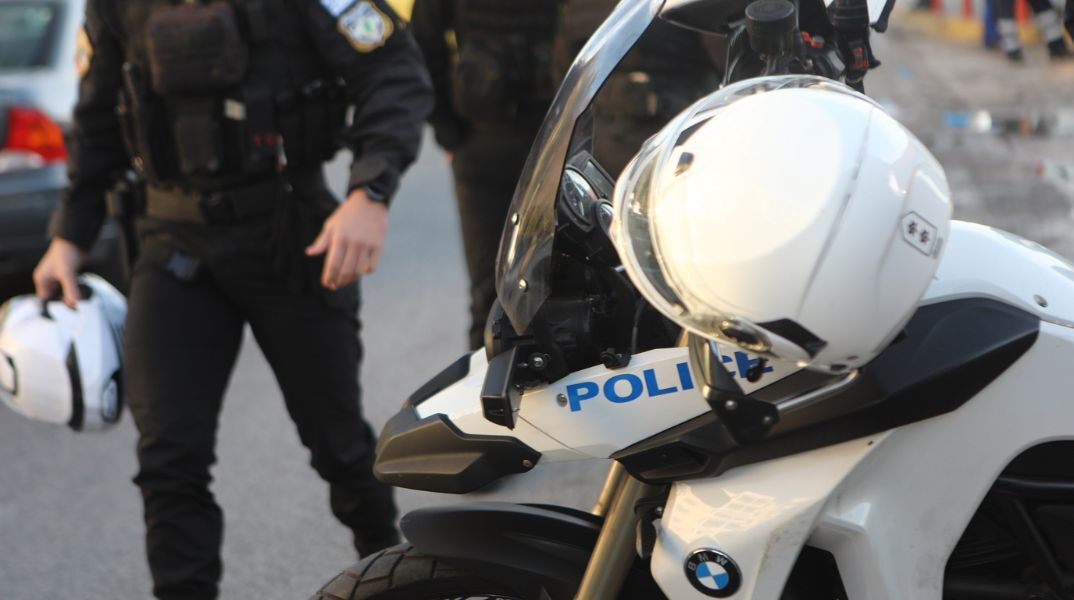 Ελεύθεροι αφέθηκαν οι 25 ανήλικοι που προσήχθησαν χθες από περιοχή της Γλυφάδας - Είχαν δώσει «ραντεβού» για επεισόδια - Δεν προέκυψε κάτι σε βάρος τους.