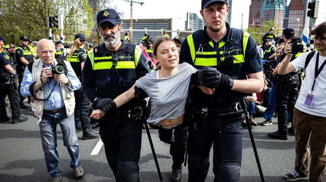 Γκρέτα Τούνμπεργκ: Η ακτιβίστρια για το κλίμα τέθηκε υπό κράτηση δύο φορές σε διαδήλωση στην Ολλανδία - Προσπάθησαν να αποκλείσουν αυτοκινητόδρομο στη Χάγη. 
