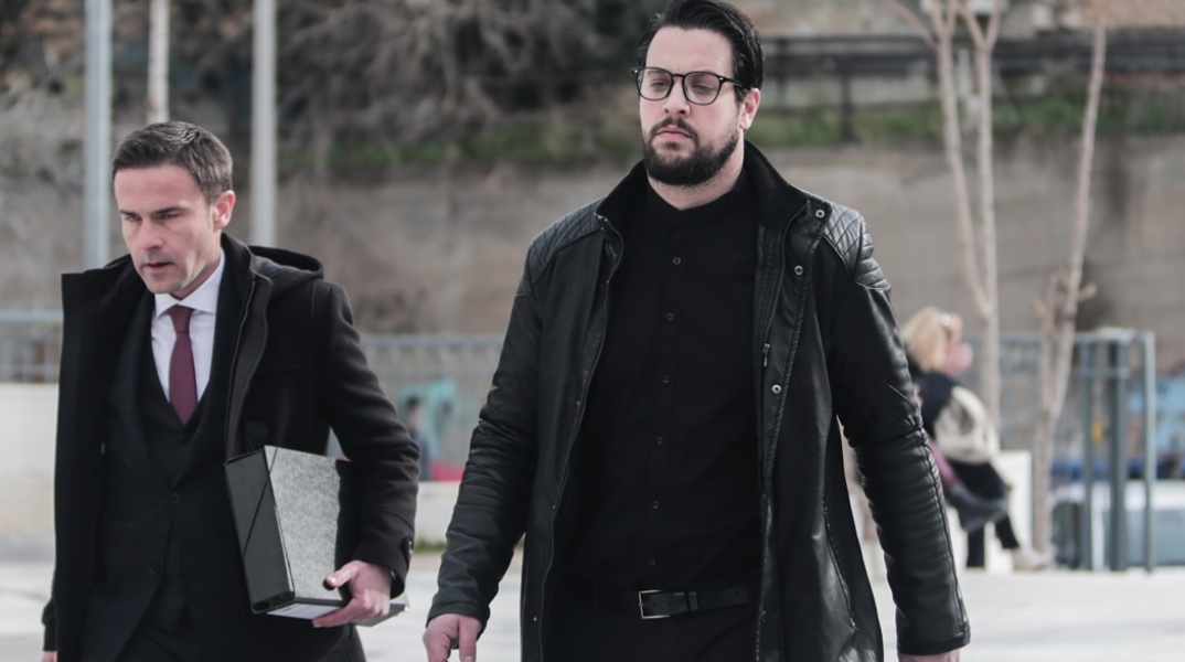Ο Μάνος Δασκαλάκης προσέρχεται με τον συνήγορό του στο δικαστήριο