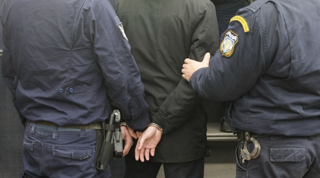 Θεσσαλονίκη: 57χρονος συνελήφθη έπειτα από καταγγελία ότι απειλούσε τη 17χρονη κόρη του προκειμένου να την αναγκάσει να διακόψει την εγκυμοσύνη της.