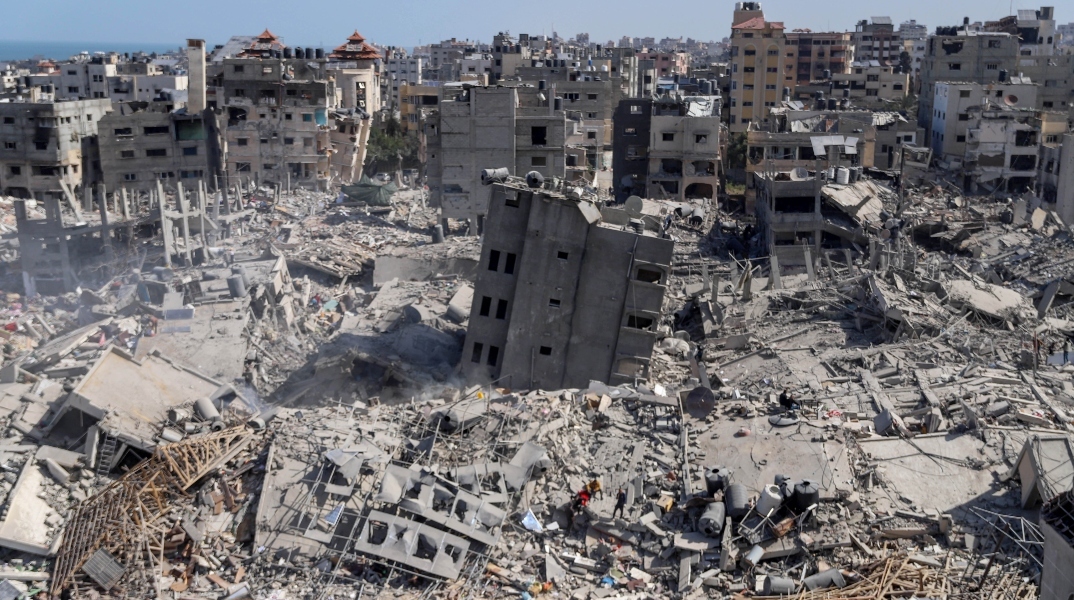 Εικόπα της πόλης της Γάζας με γκρεμισμένα κτήρια και όγκους τσιμεντων μετά τον πόλεμο Ισραήλ - Χαμάς
