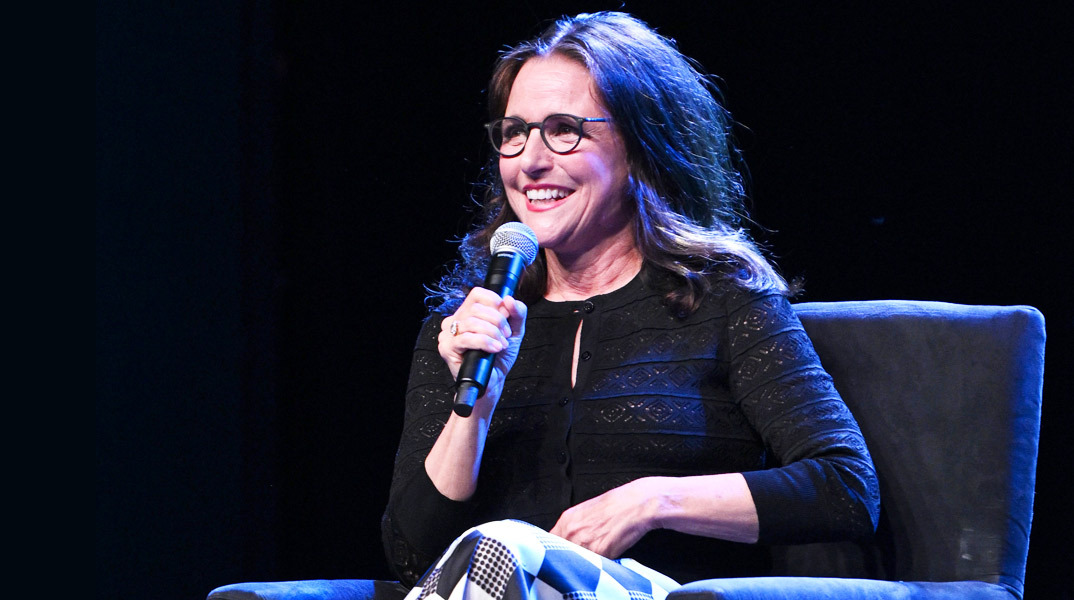 «Wiser Than Me»: Οι χαρές και οι λύπες του να μεγαλώνεις