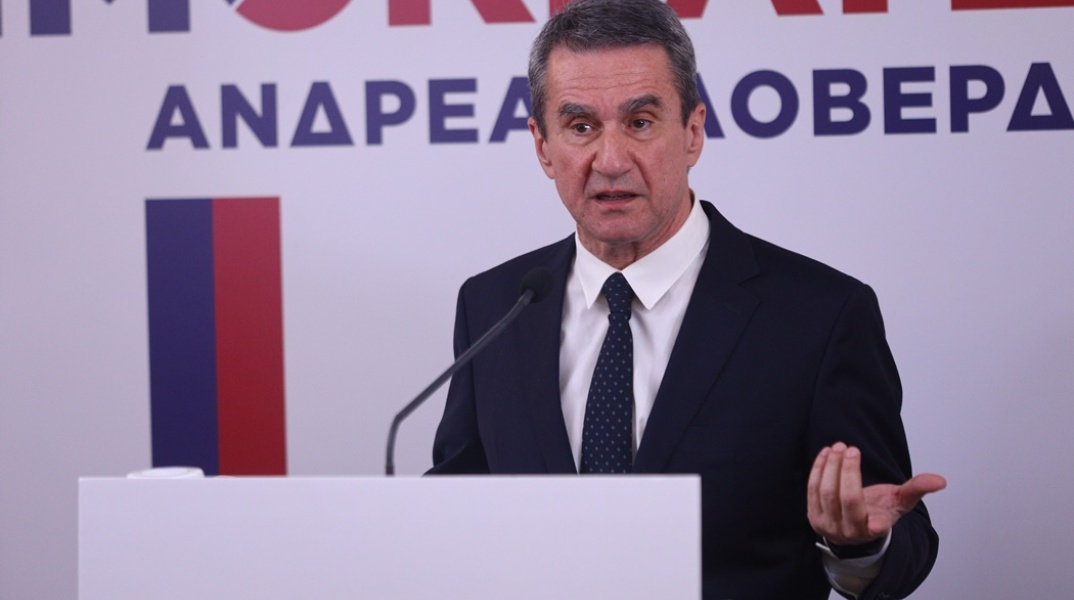 Ο Ανδρέας Λοβέρδος στο βήμα κατά τη διάρκεια ομιλίας του