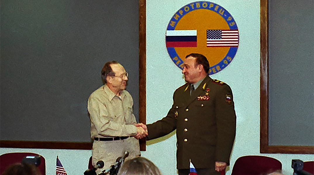Ο υπουργός Άμυνας των ΗΠΑ William Perry και ο Ρώσος ομόλογός του Πάβελ Γκρατσόφ σε συνάντηση με την ευκαιρία κοινής στρατιωτικής άσκησης, το 1995. Πηγή: National Security Archive