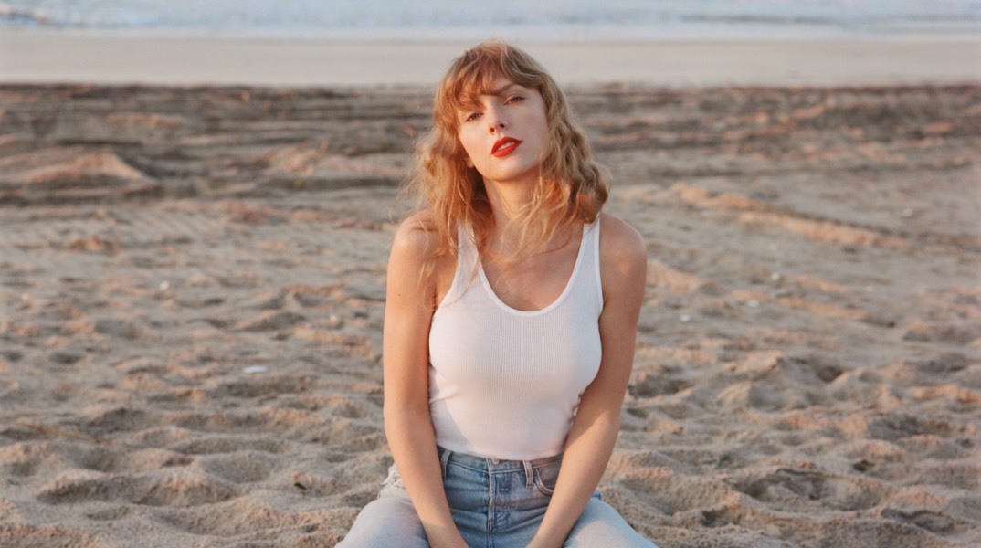 Η Taylor Swift στην παραλία με τζιν και λευκό μπλουζάκι