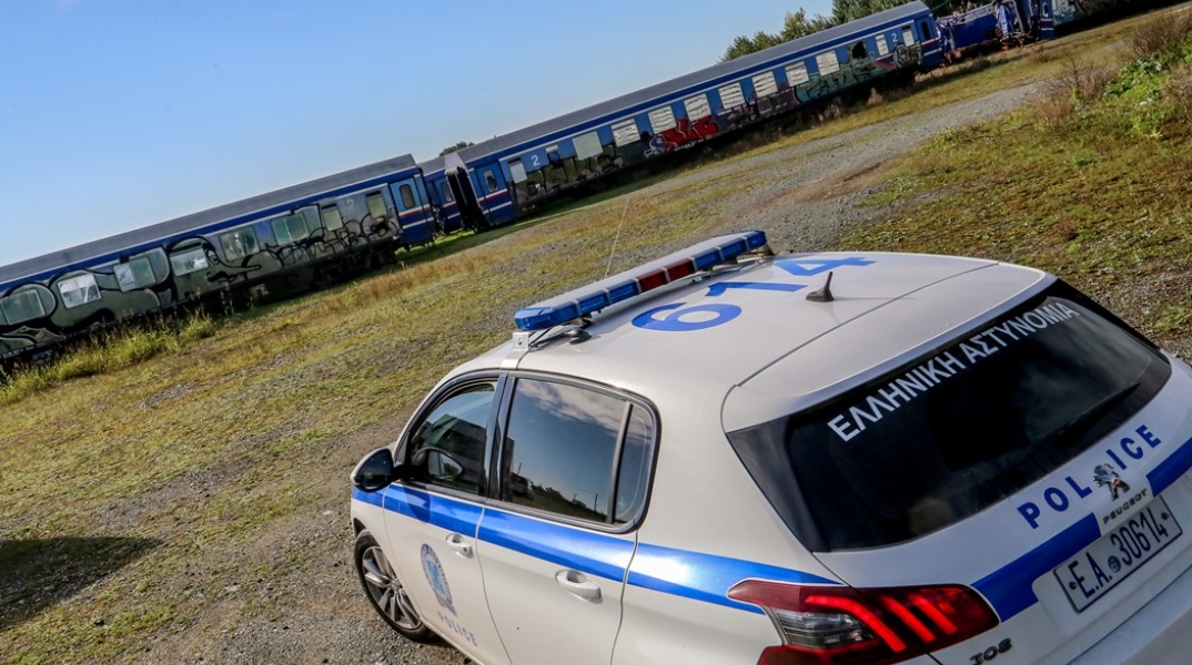 Ο χώρος οπού φυλάσσονται τα βαγόνια μετά το πολύνεκρο σιδηροδρομικό δυστύχημα στα Τέμπη