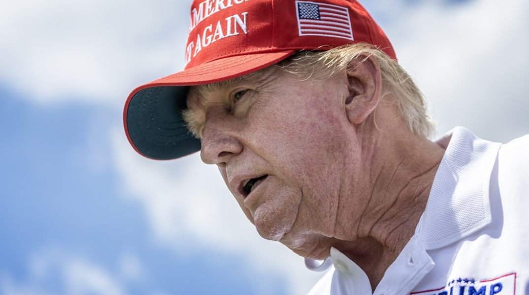 Ο πρώην πρόεδρος των ΗΠΑ, Ντόναλντ Τραμπ, με κόκκινο καπέλο