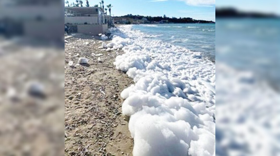 Γέμισε αφρούς η παραλία του Τσιλιβί στη Ζάκυνθο