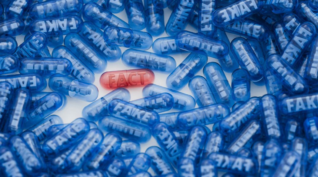 Λεζάντες που αποτυπώνουν μία αληθινή είδηση ανάμεσα σε πολλές ψεύτικες