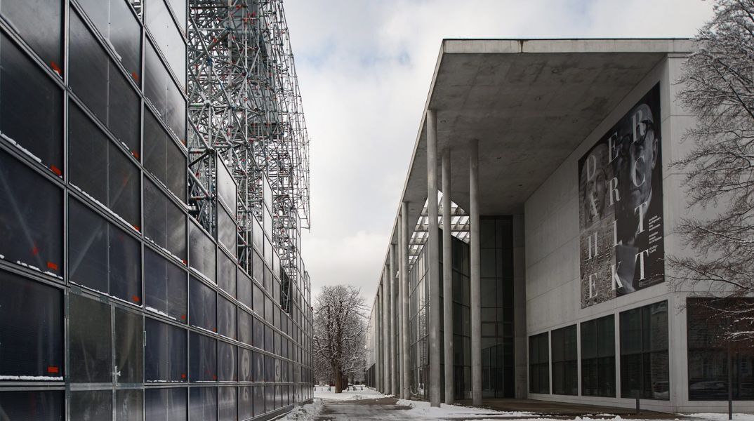 Γερμανία: Η Pinakothek der Moderne του Μονάχου απέλυσε εργαζόμενο που κρέμασε δικό του πίνακα στη γκαλερί του μουσείου.