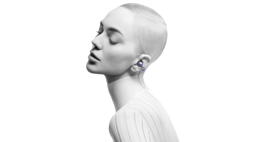 Κοπέλα που φοράει τα ακουστικά