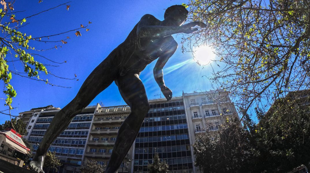 Στιγμιότυπο από την Αθήνα με καλοκαιρία