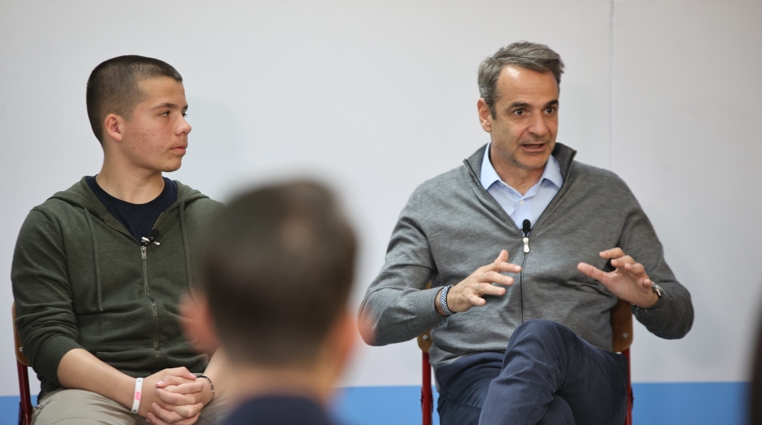 Ο Κ. Μητσοτάκης με μαθητές συζητά για το bullying στα σχολεία 