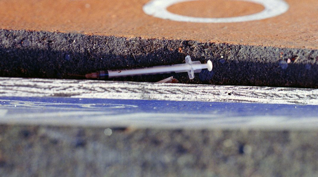 Κράτησαν ομήρους την γυναίκα και τα ανήλικα παιδιά 32χρονου γιατί τους έκλεψε μικροποσότητα ηρωίνης © Unsplash/ Randy Laybourne