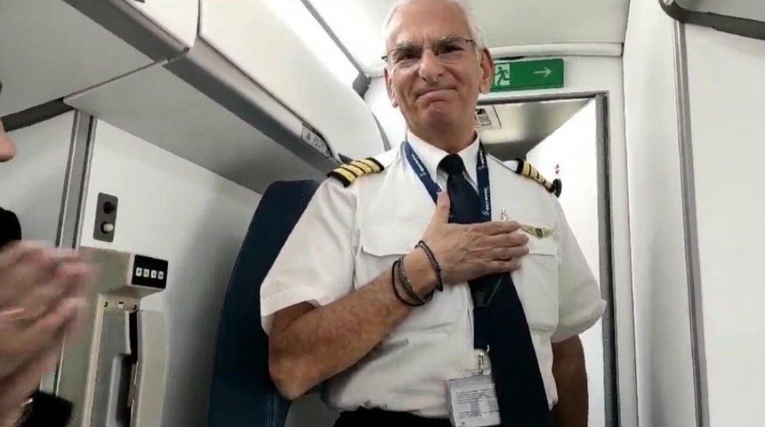 Ο κυβερνήτης πολιτικού αεροσκάφους πέταξε από την Χίο για Αθήνα για τελευταία φορά ως κυβερνήτης λόγω συνταξιοδότησης