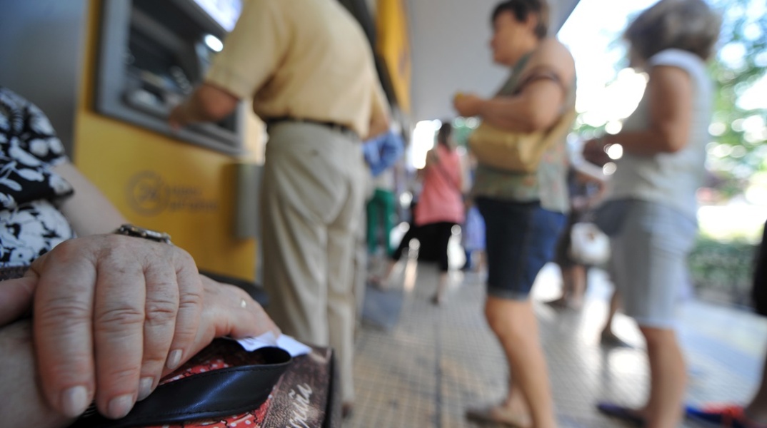 Συνταξιούχοι περιμένουν στην ουρά ΑΤΜ για ανάληψη της σύνταξης