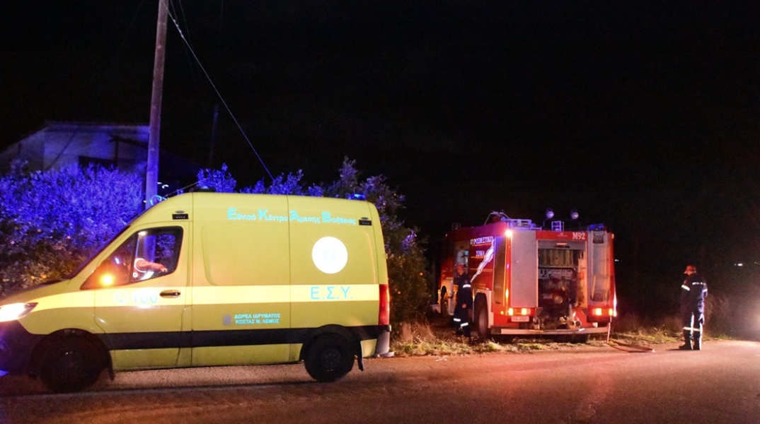 Ασθενοφόρο και Πυροσβεστική στο σημείο όπου έγινε τροχαίο δυστύχημα