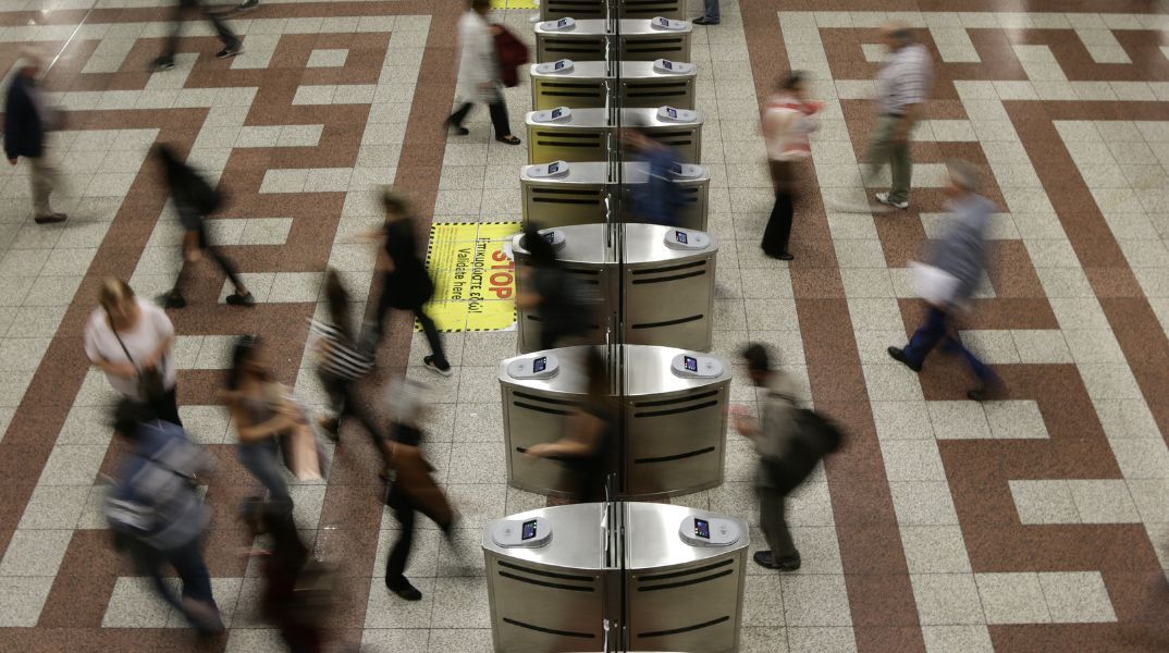 Πανελλαδική έρευνα Visa - ΕMΠ: 8 στους 10 σε Αθήνα και Θεσσαλονίκη προτίθενται να υιοθετήσουν τις ανέπαφες πληρωμές στα μέσα μαζικής μεταφοράς