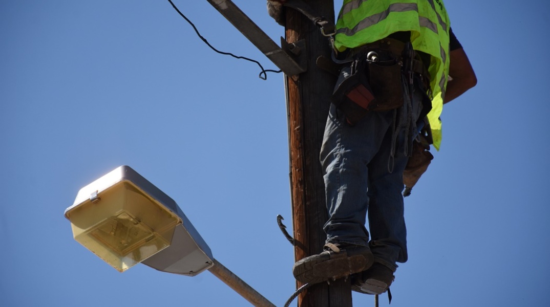 Εργαζόμενος σε στύλο της ΔΕΗ
