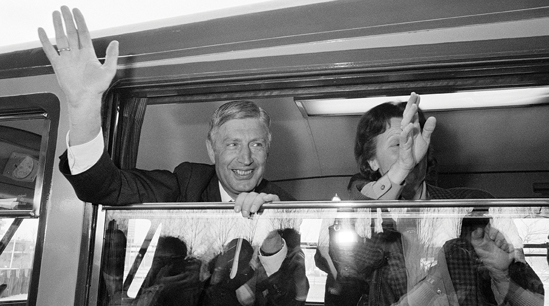 Ο πρώην πρωθυπουργός της Ολλανδίας Dries van Agt και μαζί με τη σύζυγό του