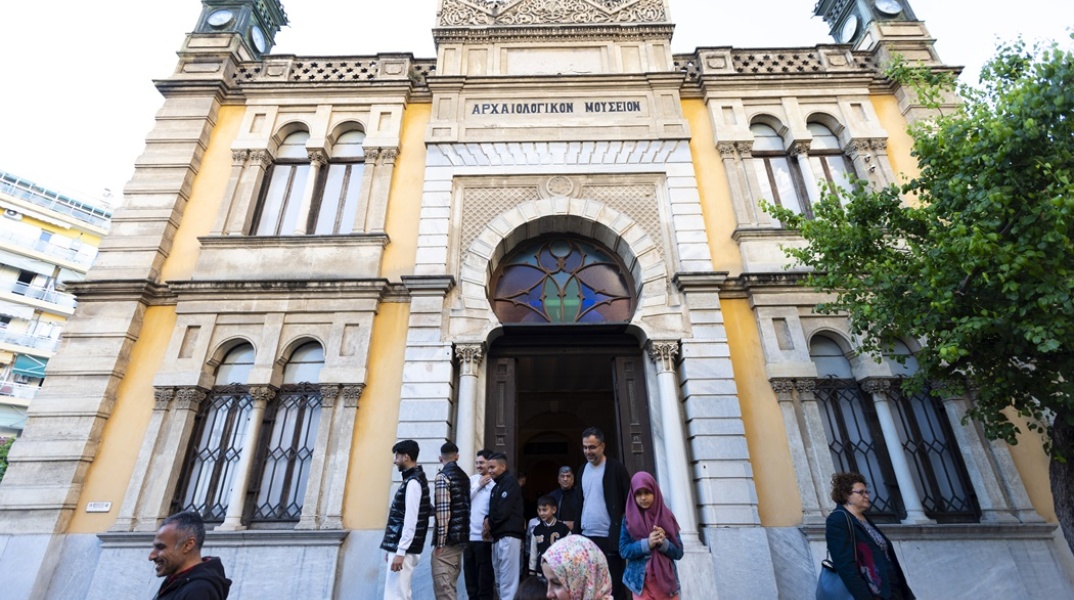 Πολίτες εισέρχονται από το Γενί Τζαμί στη Θεσσαλονίκη που άνοιξε μετά από 102 χρόνια για το Ραμαζάνι